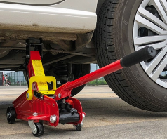 千斤頂頂升車輛一定要拉手剎、熄火