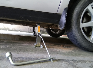 千斤頂的安全使用需要保證著力點的平坦穩固
