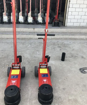 垃圾車壓住環衛工人右腳，消防人員用氣動液壓千斤頂頂開車身